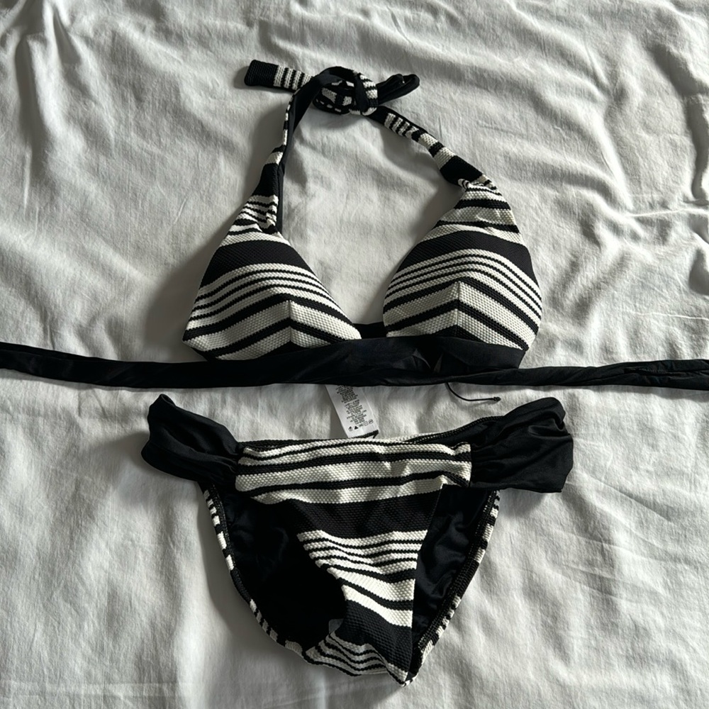 NWT Vitamin A bikini size small bottoms medium top.